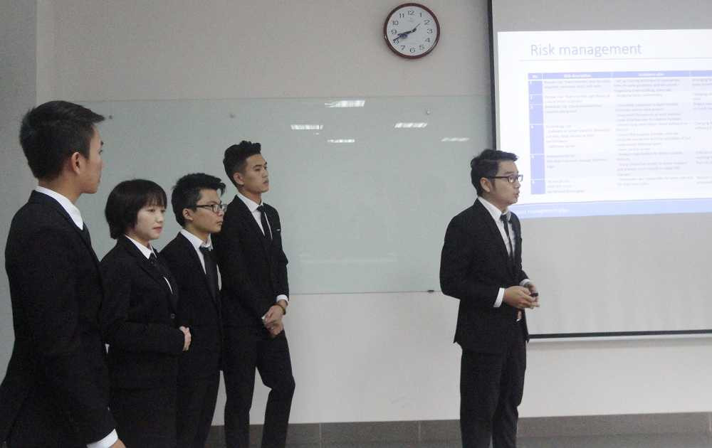 Thành viên trong nhóm Carbase Index thuyết trình về sản phẩm