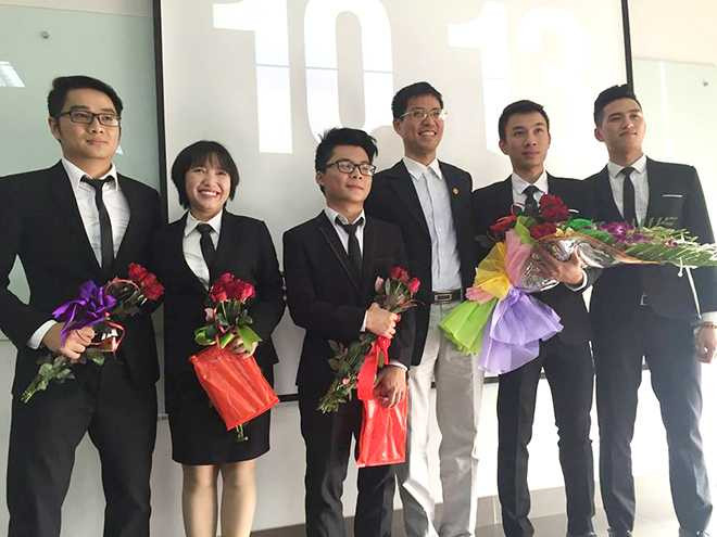 Các thành viên nhóm đồ án Carbase Index cùng giảng viên hướng dẫn Nguyễn Tất Trung.