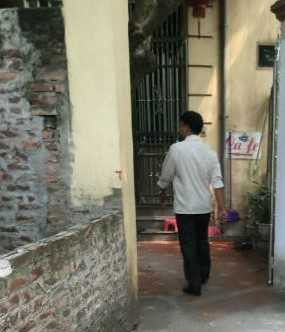 Con hẻm dẫn vào căn nhà khang trang của người luyện cao hổ cốt chân cụt 