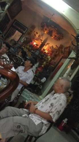 Lão T. cụt trong dinh thự của mình. 