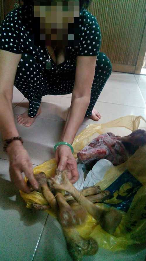 Vợ lão T. khệ lệ bê ra một phần cơ thể ông ba mươi cho chồng giới thiệu với khách. 