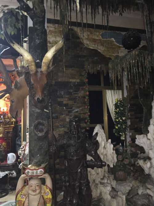 Khung cảnh bên trong căn nhà lão T. cụt ở