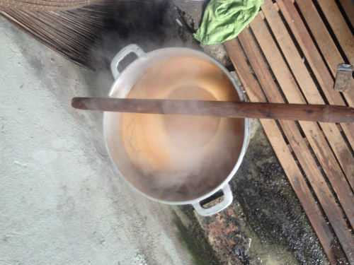 Một nồi cao hổ cốt đang được nấu