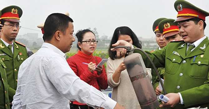 Kiểm tra, nhắc nhở tài xế trang bị thiết bị PCCC trên ô tô. Ảnh: TUYẾN PHAN