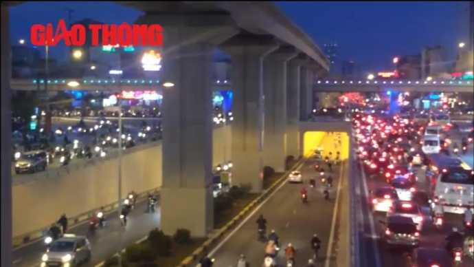 Hầm chui nút giao Thanh Xuân và Trung Hòa vào giờ cao điểm vẫn xảy ra tình trạng ùn ứ kéo dài.