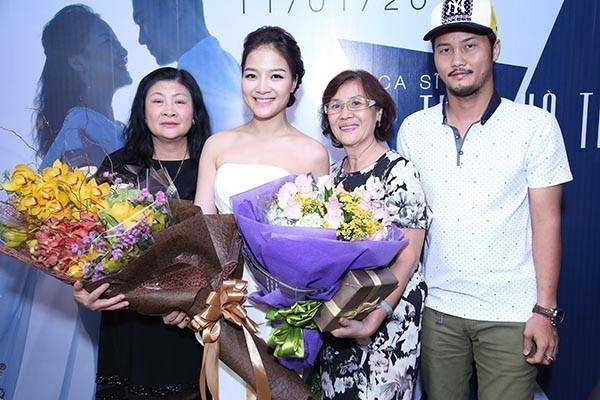 Mẹ Hà Thuỷ cùng người thân đến chúc mừng con gái