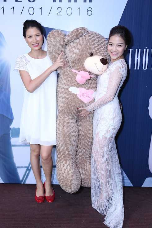 Trang Trần ôm gấu bông khổng lồ đến chúc mừng người bạn thân.