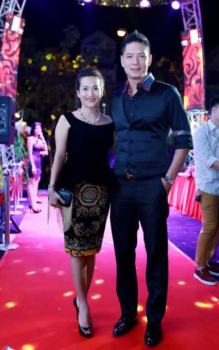 Bình Minh và bà xã Anh Thơ cùng hạnh phúc sánh bước