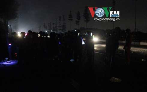 Vị trí xảy ra tai nạn có mặt đường khá tối. Bước đầu, chiếc xe tải liên quan là xe loại 3,5 tấn.