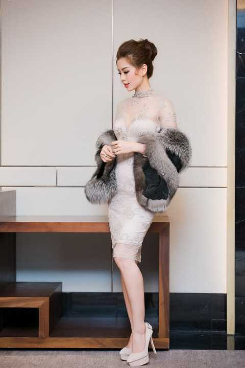 Diễm Trang đang ra Hà Nội đi công tác với ông xã cũng tranh thủ góp mặt tại event. Mỹ nhân sinh năm 1991 diện trang phục xuyên thấu, ôm sát cơ thể, cô kết hợp cùng khăn choàng lông vô cùng sang trọng. 