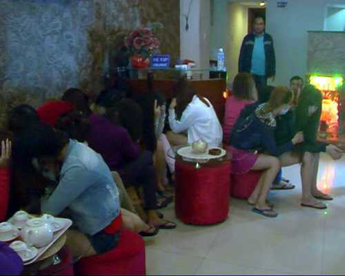 Nhân viên massage kích dục bị giữ lại. Ảnh: Thái Hà