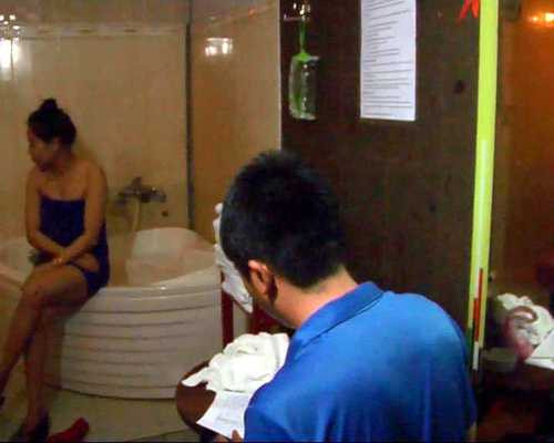 Nhân viên nữ bị lập biên bản vì có hành vi kích dục. Ảnh: Thái Hà