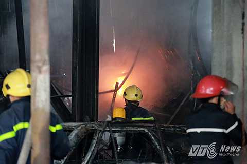 Ngọn lửa bùng phát mạnh trong xưởng sơn của gara Ngọn lửa bùng phát mạnh trong xưởng sơn của gara