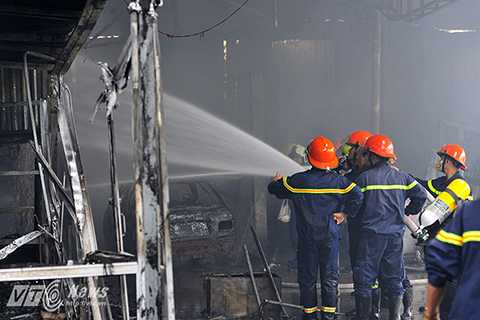 Lực lượng CS PCCC triển khai công tác dập lửa Lực lượng CS PCCC triển khai công tác dập lửa