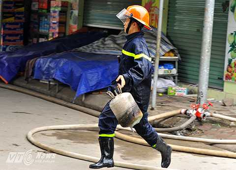 Di chuyển đồ đạc dễ cháy, nổ ra khỏi khu vực nguy hiểm Di chuyển đồ đạc dễ cháy, nổ ra khỏi khu vực nguy hiểm