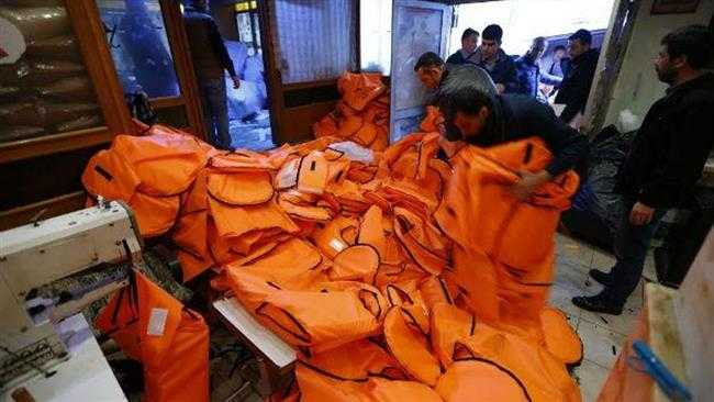 Cảnh sát Thổ Nhĩ Kỳ đột nhập một cơ sở chuyên sản xuất áo phao giả kém chất lượng