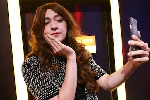 Ngô Kiến Huy điệu đàng, nữ tính.