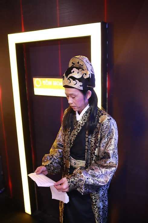 Hoài Linh nghiên cứu kịch bản màn thử thách bốn khách mời.