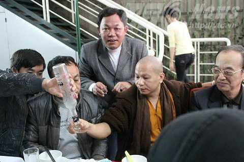 Sư giả trong một cuộc nhậu