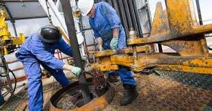 Giá dầu thấp nhất 12 năm qua, túi tiền quốc gia có thể bị hụt hơn 2 tỷ USD nhưng đầu vào của nền kinh tế sẽ lợi gần 3 tỷ USD.