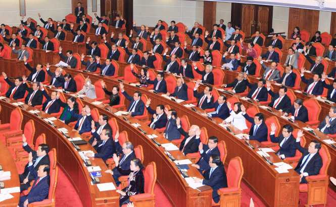 Các đại biểu biểu quyết thông qua chương trình kỳ họp tại Hội nghị lần thứ 14 Ban Chấp hành Trung ương Đảng Cộng sản Việt Nam khóa XI - Ảnh: TTXVN