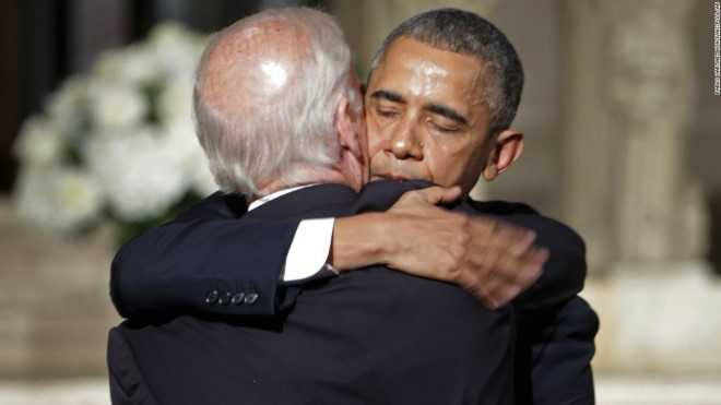 Tổng thống Obama động viên Phó Tổng thống Biden trong lễ tang người con trai thứ 2 của ông, qua đời vì ung thư não