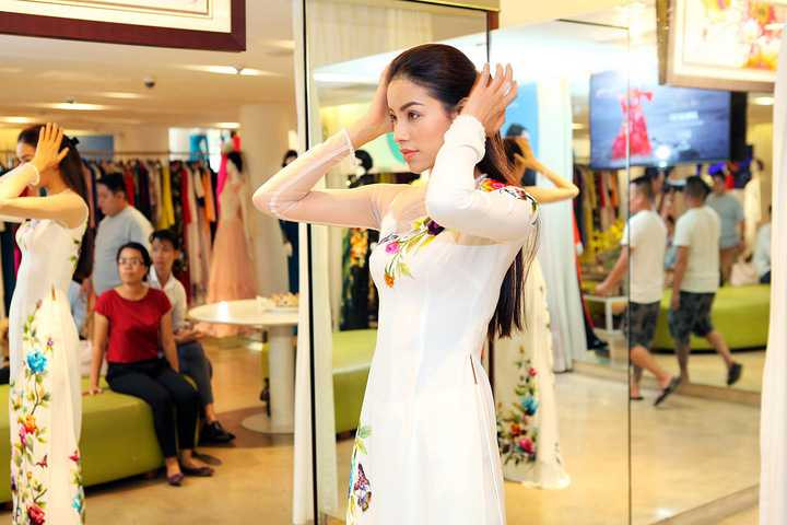 Phạm Hương, á hậu Trương Thị May, Lan Khuê, Thúy Vân và Hoàng Thùy sẽ sẽ vedette trong chương trình thời trang “Đa sắc” sẽ diễn ra vào đêm 15/01 tới đây. Đây là show diễn thời trang hứa hẹn gây được sự chú ý đặc biệt từ thương hiệu áo zài ABC.