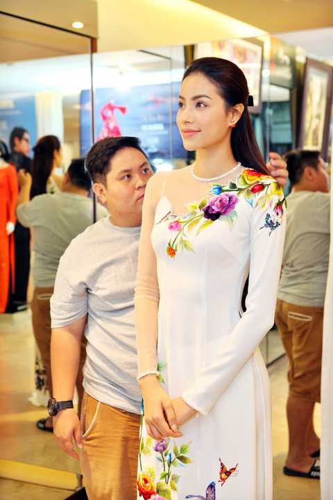 Có mặt trong buổi thử trang phục, hoa hậu Phạm Hương xuất hiện rạng rỡ với nụ cười thường trực. Cô được nhà thiết kế Đinh Văn Thơ chọn cho những mẫu thiết kế đẹp nhất để trình diễn trong show sắp tới.