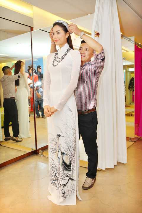 Đây là những mẫu được may kỳ công bằng những kĩ thuật may tiên tiến nhất đồng thời tốn rất nhiều thời gian để hoàn thành. Điểm nhấn đặc biệt là hoa văn trên những chiếc áo làm nên giá trị rất lớn, giá bộ trang phục đấu giá sẽ được tiết lộ trong đêm diễn ra chương trình....