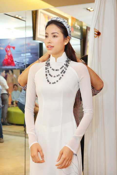 Được biết, Phạm Hương sẽ là một trong 5 vedette của chương trình sắp tới. Cô còn trình diễn bộ áo dài đặc biệt để đấu giá trong chương trình. Toàn bộ số tiền thu được từ đấu giá sẽ được làm từ thiện trong thời gian tới, theo lịch trình mà nhà thiết kế Đinh Văn Thơ đã đề ra.