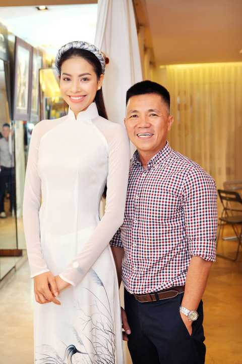 Phạm Hương cho biết: “Hương rất hạnh phúc khi khoác lên mình những chiếc áo dài kì công, do các nghệ nhân đã tạo nên. Đây rõ ràng là những tác phẩm nghệ thuật đặc biệt. Hương hi vọng trong chương trình sắp tới, chiếc áo dài đấu giá mình mặc sẽ quyên góp được nhiều tiền để giúp đỡ cho người nghèo khắp nơi.”