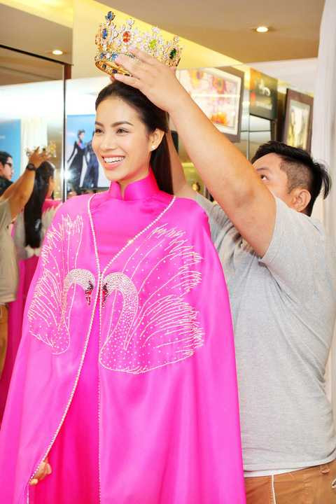 Ngoài Phạm Hương đảm nhận vai trò vedette còn có 4 gương mặt khác là: Á hậu Trương Thị May, siêu mẫu Hoàng Thùy, Hoa khôi Lan Khuê (Top 11 Hoa hậu Thế giới 2015) và Á khôi Thúy Vân (Á hậu 3 Hoa hậu Quốc tế). Đây là 5 gương mặt sẽ vinh dự mặc những chiếc áo dài đẹp nhất, đặc biệt nhất để đấu giá trong chương trình sắp tới.