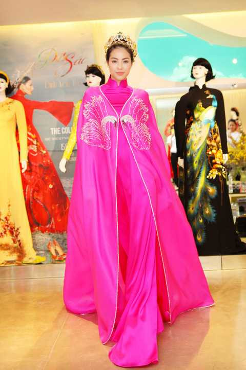 Bên cạnh đó, chương trình còn quy tụ có rất nhiều những người đẹp, hoa hậu, á hậu, siêu mẫu đình đám nhất Việt Nam tham gia show diễn. Đặc biệt với phần trình diễn ca nhạc của hàng loạt ca sĩ nổi tiếng, “Đa sắc” sẽ là đêm thời trang- âm nhạc tôn vinh giá trị vĩnh hằng của chiếc áo dài Việt.