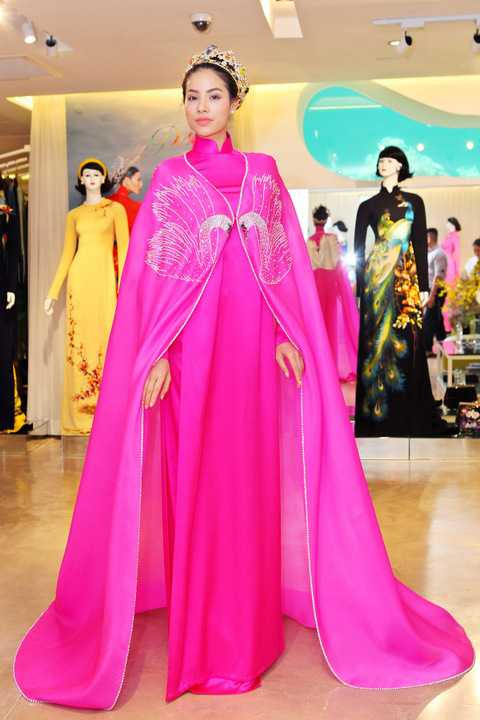 Chia sẻ về show diễn sắp tới, Nhà thiết kế Đinh Văn Thơ cho biết: “Tới thời điểm này chúng tôi đã gần như hoàn tất những công đoạn cuối cùng cho show diễn sắp tới. Hi vọng đây sẽ là đêm diễn đặc biệt, làm hài lòng tất cả những người yêu áo dài Việt”.