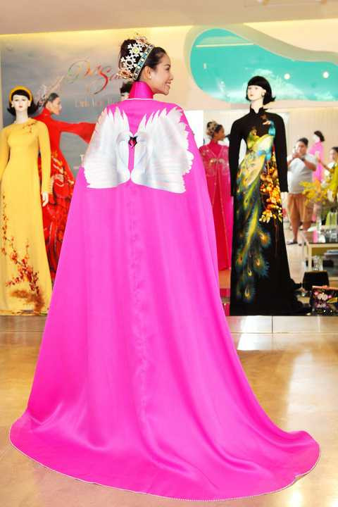 Theo như tiết lộ của chương trình, các ca sĩ sẽ biểu diễn trong đêm 15/01 tới đây sẽ là: Danh ca Khánh Hà, Đàm Vĩnh Hưng, Minh Tuyết, Quách Thành Danh, Tường Nguyên-Tường Khuê, Tùng Lâm, Huỳnh Tấn Đạo, Lê Minh Trung… Các ca sĩ này hứa hẹn sẽ mang đến không gian âm nhạc đặc sắc và hòa quyện cùng những mẫu thiết kế tinh tế nhất.