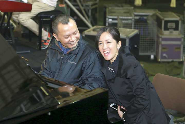 Những khoảnh khắc vui đùa của Hồng Nhung, Thanh Lam, Hà Trần được ống kính truyền thông ghi lại