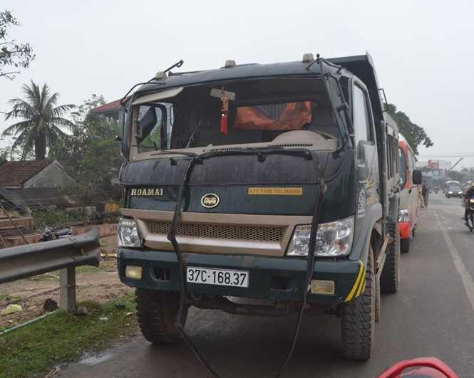 Xe tải bị vỡ kính chắn gió - Ảnh: Mạnh Cường