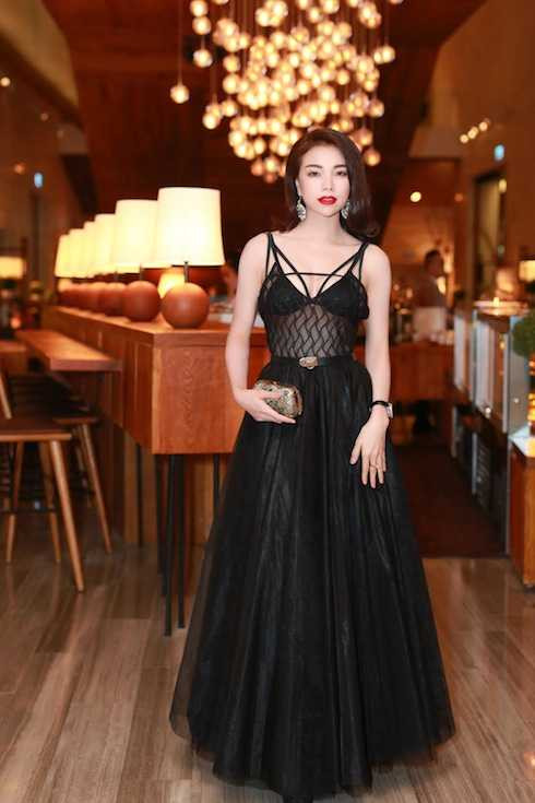 Trà Ngọc Hằng diện một đầm đen dài xuyên thấu.