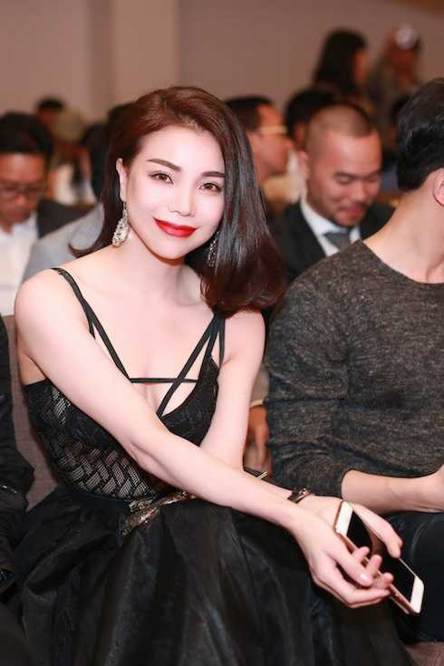 Trà Ngọc Hằng sexy với mái tóc ngắn.