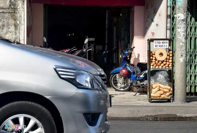 Người Sài Gòn đã quen dần với trà đá, sửa giày, tủ thuốc, cơm... miễn phí. Mới đây mảnh đất phía nam này lại xuất hiện một tủ bánh mì miễn phí nằm lặng lẽ bên lề đường.