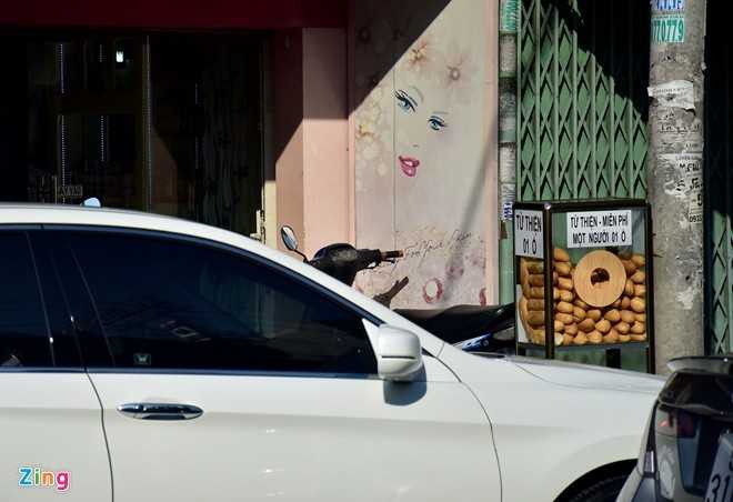 Từ chối chụp hình, bà Lan cười nói: Việc rất nhỏ mà, trước đây tôi cũng hay đi từ thiện nhưng giờ tuổi đã lớn rồi, không đi được nhiều nên tôi nghĩ đến việc này. Ai lấy cũng được, nhất là những lao động nghèo. Tôi hy vọng có thể bớt chút gánh nặng chi phí, tiếp thêm năng lượng cho mọi người trước khi bước vào ngày mưu sinh vất vả. Như vậy là tôi thỏa lòng lắm rồi.