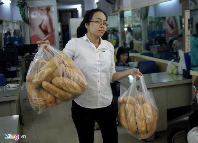 Đây là tủ bánh mì của bà chủ một thẩm mỹ viện trên đường này. Từ tờ mờ sáng, sau khi lò bánh mì đưa 150 ổ đến, nhân viên cho vào từng bao đặt lên tủ ngay trước cửa tiệm.