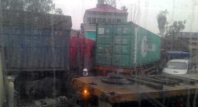 Hiện trường vụ va chạm trên quốc lộ 5. Ảnh: Nguyễn Nghĩa.