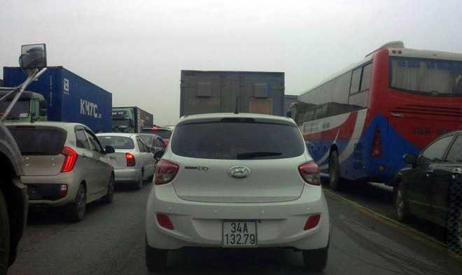 Vụ tai nạn khiến quốc lộ 5 ùn tắc hơn 5 giờ. Ảnh: Thế Tân.