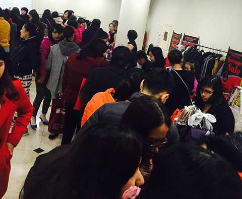 Garage Sale kiosque Authentic luôn đông kín khách