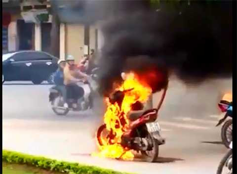 Chiếc xe mô tô bùng cháy dữ dội - Ảnh cắt từ clip Chiếc <a href='https://vtcnews.vn/oto-xe-may.31.0.html' >xe mô tô</a> bùng cháy dữ dội - Ảnh cắt từ clip