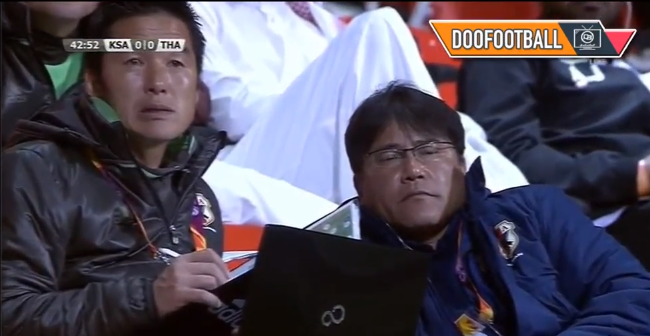 HLV Makoto Teguramori (phải) theo dõi trận U23 Saudi Arabia 1-1 U23 Thái Lan