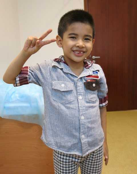 Bé Lê Thế Anh Đức hoạt bát, tươi vui sau khi đã được điều trị khỏi bệnh. 