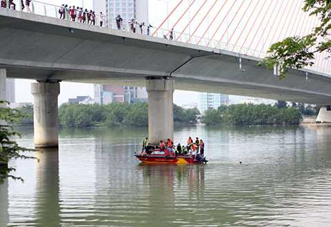 Vụ người Trung Quốc, bị bắn chết, Đà Nẵng, Dựng hiện trường, tìm khẩu súng, dưới sông Hàn