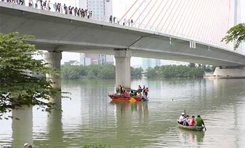 Vụ người Trung Quốc, bị bắn chết, Đà Nẵng, Dựng hiện trường, tìm khẩu súng, dưới sông Hàn